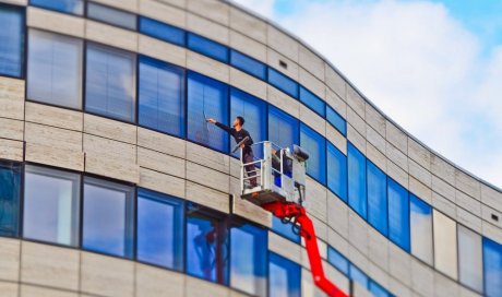 Nettoyage de vitres en hauteur avec nacelle pour bureaux par entreprise de nettoyage à Vienne