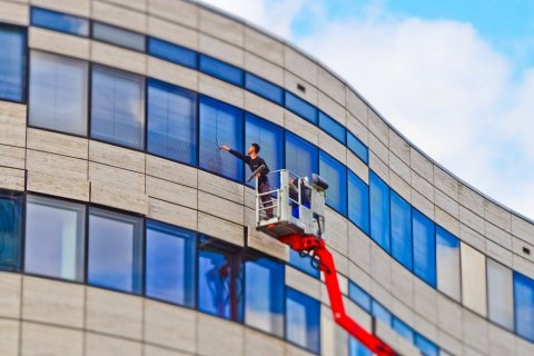 Nettoyage de vitres en hauteur avec nacelle pour bureaux par entreprise de nettoyage à Vienne